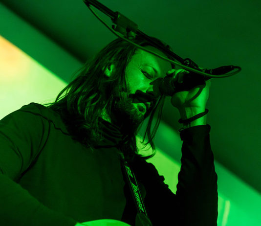 Oggi esce “DEJAVU’”, il nuovo singolo di Vinicio Simonetti, ma non ve lo facciamo ascoltare.